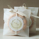 Sello para sobres/Favor de color de agua champagne<br><div class="desc">¡Eleva tu invitación con nuestro sello para sobres de coordinación! También es ideal como etiqueta de favor. Diseño que coordina nuestras invitaciones nupciales "Monograma Champagne Cream Watercolor", con un hermoso centro en tonos de champán, beige y mantequilla de marfil crema, acuarela y elegante monograma en blanco con iniciales de parejas...</div>
