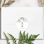 Sello para sobres/Favor del Boda de verde de moda<br><div class="desc">Añada un detalle elegante a sus sobres bodas y/o favores matrimoniales con este elegante pegatina de la etiqueta de monograma. Diseño elegante, minimalista y sencillo, con delicadas ramas de color agua Eucalyptus verdes con hojas mostrando las iniciales de la pareja y una línea de texto extra, ideal para una cita...</div>
