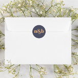 Sello para sobres simple de Boda monogramado<br><div class="desc">Un pegatina boda con un diseño monógico sencillo y moderno. Edite fácilmente las iniciales usando la herramienta de edición de Zazzle. Si desea cambiar el fondo o el color,  introduzca la herramienta de diseño y seleccione en el selector de color. Sencillo Sello para sobres Monogramado Boda.</div>