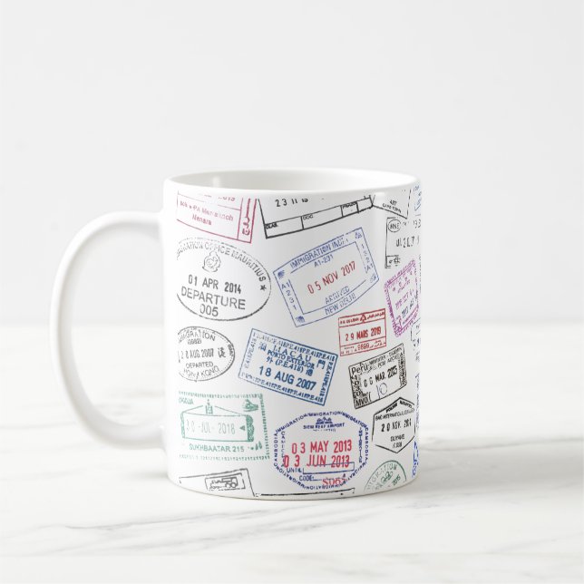 Sellos de pasaporte mundiales en una taza (Izquierda)