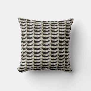 sellos negros en almohada gris