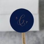 Sellos para sobres Bodas de monograma de la marina<br><div class="desc">Estos delicados sellos para sobres de boda en monograma dorado y marina son perfectos para un boda moderno. El romántico diseño minimalista presenta una encantadora y elegante tipografía de champán amarillo dorado sobre un fondo azul marino con un aspecto limpio y sencillo. Personaliza a estos pegatinas con las iniciales de...</div>