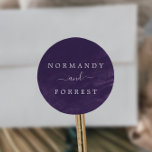 Sellos para sobres de Boda de color morado<br><div class="desc">Estos sellos para sobres bodas color morado son perfectos para una boda elegante. Personalice la etiqueta con los nombres de la novia y del novio. Estos sellos para sobres se coordinan con la colección Lavanda Rústica y Eucalyptus de Fresh y Yummy Paperie.</div>