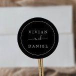Sellos para sobres minimalistas Bodas negros oscur<br><div class="desc">Estos minimalistas sellos para sobres de boda negro oscuro son perfectos para un simple boda. El moderno diseño romántico presenta una tipografía clásica en blanco y negro, acompañada de una caligrafía rústica y elegante con un estilo de letra a mano vintage. Personalizable de cualquier color. Mantenga el diseño simple y...</div>