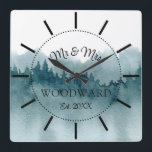 Selva Rustica Personaliza el Reloj Grande de los r<br><div class="desc">Un moderno y rústico bosque de color azul claro monogramado de pared boda con fecha establecida. Un regalo perfecto para recién casados para una pareja que ama la naturaleza,  o que tiene una cabaña en un entorno forestal.</div>