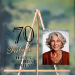 Señal Acrílica 70 y Fabulous Elegant Black 70th Birthday Photo<br><div class="desc">70 y Fabuloso Rótulo de Acrílico de la foto de cumpleaños 70 negro elegante. 70 y texto fabuloso en escritura a la moda con un nombre. Personalízalo con tu foto, tu nombre y la edad, y haz tu propia mesa de cumpleaños. Es un gran signo y telón de fondo para...</div>