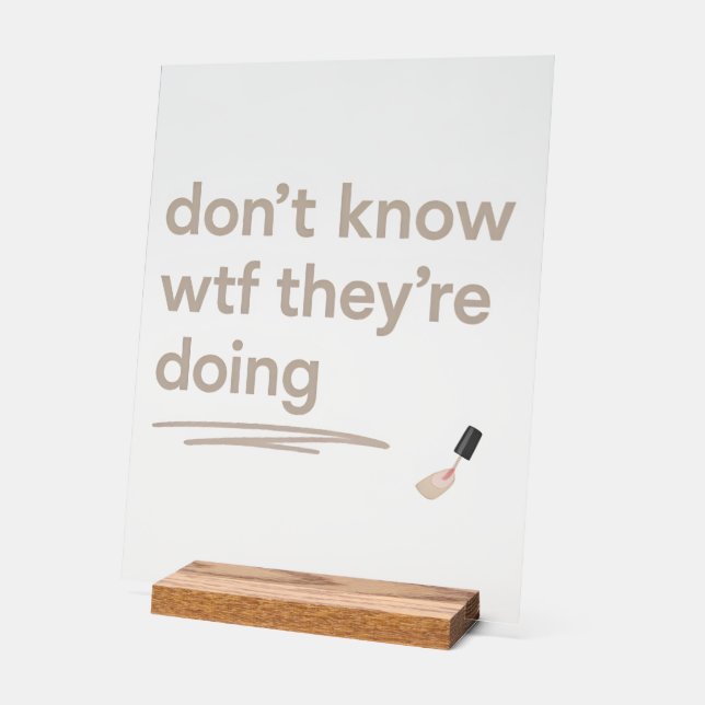 Señal Acrílica Caos Chica limpio - Cita de Delulu Vibes Skincare (Ángulo)