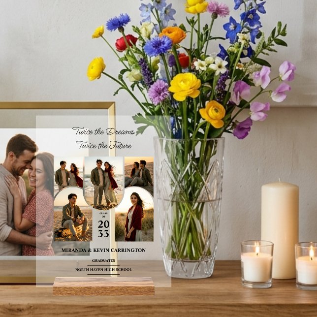 Señal Acrílica Collage Curvo Chic Doble Grados Gemelos TMF26 (Stylish Double Graduation Acrylic Sign With Wooden Stand Featuring Five Arched Photo.)