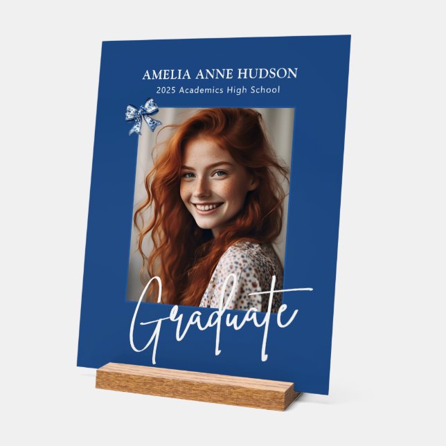 Señal Acrílica Elegante foto de graduado azul y blanco (Ángulo)