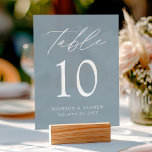 Señal Acrílica Elegante Script Dusty Blue Boda Número de tabla<br><div class="desc">Tarjetas de número de tabla minimalistas y de moda con "Table" mostradas en un guión de caligrafía blanca con un fondo acrílico azul polvoriento. Para solicitar el signo de la tarjeta de tabla acrílica: agregue su nombre, fecha de boda y número de tabla. Agregue cada número a su carrito individualmente...</div>