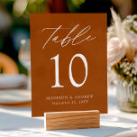 Señal Acrílica Elegante Script Terracotta Boda Número de tabla<br><div class="desc">Tarjetas de número de tabla minimalistas y de moda con "Table" mostradas en un guión de caligrafía blanca con fondo acrílico de terracota. Para solicitar el signo de la tarjeta de tabla acrílica: agregue su nombre, fecha de boda y número de tabla. Agregue cada número a su carrito individualmente y...</div>