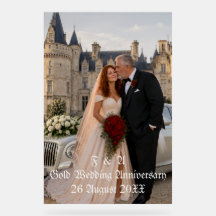 Foto de pareja besándose en el 50 aniversario de b