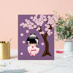 Señal Acrílica Muñeca Kokeshi de Kimono Rosa sobre Fondo Púrpura