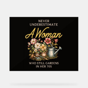 Señal Acrílica Nunca Subestimes A La Mujer Jardinería Vintage 70s
