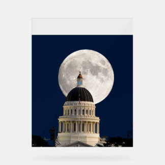 Señal Acrílica Postal de luna llena detrás del edificio del Capit