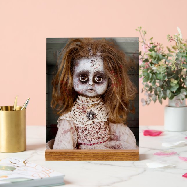 Señal Acrílica Rostro pálido de muñeca espeluznante de SlipperyJo (Boda)