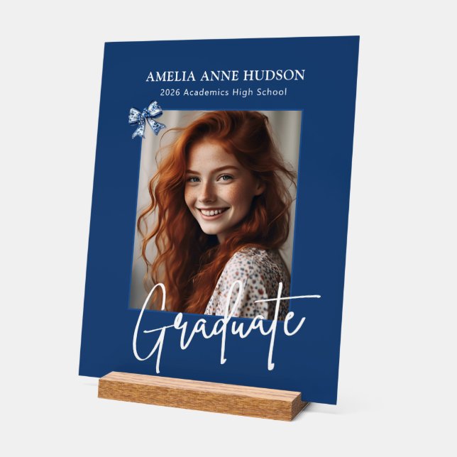 Señal Acrílica Stylish Script Photo Blue Graduation 2026 (Ángulo)