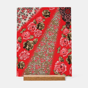 Señal Acrílica Tejidos rojos vibrantes con intrincados florales y