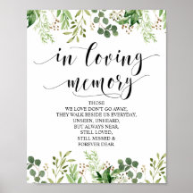 Señal conmemorativa en memoria con vegetación
