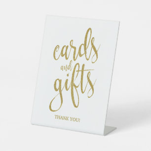 Señal de boda con tarjetas y regalos de brillo dor