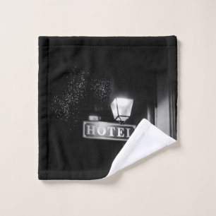 Señal de hotel de época, luz de la calle y mucha l