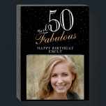 Señal Decorativa De Madera 50 y Fabulous Elegant 50th Birthday Photo<br><div class="desc">50 y Fabulous Elegant 50th Birthday Photo Wooden Box Rótulo. Elegante para la fiesta de cumpleaños número 50 con una foto personalizado, cita inspiradora 50 y fabuloso y texto en escritura a la moda con un nombre. El fondo es negro y el texto es blanco y dorado. Añade tu foto,...</div>