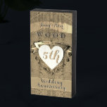 Señal Decorativa De Madera 5.º Aniversario Boda "Madera"<br><div class="desc">¿No hace esto un divertido regalo de aniversario para tu quinto año? un cartel vintage de madera chic y chic con un emblema del corazón para su día especial.</div>