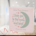 Señal Decorativa De Madera Anuncio de nacimiento afligido por la luna y la es<br><div class="desc">Esta encantadora y encantadora pieza de decoración de estilo casa de campo cuenta con la entrañable frase "Ama a la luna y atrás", en una deliciosa combinación de sabores verdes y rosas. El cartel está adornado con un fondo de polka punteado rosa y descolorido, lo que le da un toque...</div>