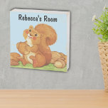 Señal Decorativa De Madera Ardilla roja adorable en hierba con maíz de nueces<br><div class="desc">Este rústico bloque de madera se puede colgar en la pared o en pie de playa tiene una adorable ardilla roja con cola esponjosa sentada en la hierba bajo un cielo azul con su guiso de nueces y bellotas. Personalizar el texto con la plantilla.</div>