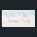 Señal Decorativa De Madera Azul y rosa Pastel personalizado<br><div class="desc">Acentúe su casa u oficina con un cartel personalizado de una caja de madera pintada con trazo de línea azul pastel y rosa. Perfecto también como Navidad,  fin de año,  cumpleaños o nuevo regalo de casa para jefe,  colegas,  familia y amigos.</div>