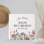 Señal Decorativa De Madera Bed and Breakfast Personalizado Floral<br><div class="desc">Con un hermoso diseño floral acuático y fuentes modernas,  este signo personalizado de cama y desayuno es el complemento perfecto para su hogar. Este estilo se adapta a los estilos rústico y elegante de la casa de campo,  el boho,  el campo o la casa de campo moderna.</div>