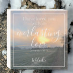Señal Decorativa De Madera Biblia de amor eterna contra Personalizar de amane<br><div class="desc">Puedes agregar un nombre o nombres a este hermoso Rótulo de Verse de la Biblia del amanecer. Todo el texto puede ser cambiado o personalizado a sus propios nombres, fechas y texto para un hermoso y elegante signo. "Te he amado con un amor eterno" está escrito en la elegante tipografía...</div>