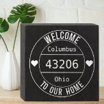 Señal Decorativa De Madera Bienvenido a nuestro código postal de casa<br><div class="desc">Este sencillo rótulo en blanco y negro con aspecto de caja de madera será el acento perfecto para su casa u oficina. ¡Colóquelo en una estantería,  en el escritorio o cuélguelo en la pared! Personalízalo para un regalo inolvidable. El diseño incluye material de copyright de Cricut.</div>