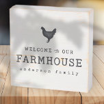Señal Decorativa De Madera Bienvenidos a nuestro campo de cultivo Pollo Rústi<br><div class="desc">El diseño está compuesto por un Rústico del País Moderno con tipografía "bienvenido a nuestra casa de campo". Disponible aquí: http://www.zazzle.com/store/selectpartysupplies</div>