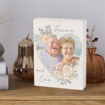 Señal Decorativa De Madera Boda del marco dorado floral en forma de corazón<br><div class="desc">Personalizado Bloque fotográfico que muestra tu foto favorita en un marco dorado geométrico en forma de corazón. El marco está decorado con flores de color agua y crema. Está escrito con la frase "para siempre y para siempre" en un elegante guión informal escrito a mano en un fondo blanco neutro...</div>
