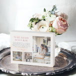 Señal Decorativa De Madera "Bonus Mom" Step Mom | Tres fotos<br><div class="desc">Este sencillo y lindo cartel de madera dice "A mi mamá, que le da un premio" con un hermoso mensaje en las modernas y modernas tipografías y un lugar para los nombres. Mínimo tres plantillas de fotos de tu foto personal favorita para un regalo que a alguien le gustaría. El...</div>