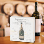 Señal Decorativa De Madera Botella vintage Bar de vino familiar<br><div class="desc">Este letrero es el complemento perfecto para cualquier bar de vinos familiar. El gráfico de botellas de vino de época y el estruendo de madera blanca hacen de esta casa de campo un acento encantador para cualquier casa de campo, de época o de campo. La frase y el nombre de...</div>