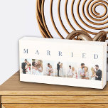 Señal Decorativa De Madera CASADO 7 Collage de fotos de imagen de blanco y az<br><div class="desc">Señal moderna de la caja de madera, personalizada con sus fotos bodas. Un diseño elegante en una paleta de colores neutros en blanco y azul oscuro, perfecto para recién casados y regalos de aniversario. La plantilla de fotos está configurada para que agregue 7 de sus imágenes favoritas que se muestran...</div>
