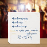 Señal Decorativa De Madera Cita de amistad de Shakespeare<br><div class="desc">"Buena compañía,  buen vino,  buena acogida puede hacer buena gente". Cita de Shakespeare de su obra teatral Enrique VIII.</div>