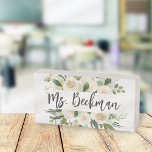 Señal Decorativa De Madera Clase con nombre de profesor de Floral en marfil<br><div class="desc">La placa de nombre floral de cute boho para profesores incluye tu nombre en elegantes letras cursivas dibujadas a mano, flanqueadas por flores de color blanco y marfil, hojas de eucalipto y follaje botánico verde salado. Hace un regalo perfecto para la semana de la apreciación del profesor o las vacaciones!...</div>