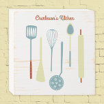 Señal Decorativa De Madera Cocina retro personalizada<br><div class="desc">Fundas de cocina retro divertidas. Cambie el nombre o el texto a personalizar. Arte original de Nic Squirrell.</div>