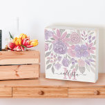 Señal Decorativa De Madera Color de agua verde azulado rosa morado claro verd<br><div class="desc">Este elegante diseño de bonito es perfecto para una mujer moderna y elegante. Flores rosas, violetas y verdes de salvia clara pintadas a mano y hojas sobre un simple fondo blanco. Es artístico, niñita, campestre, lindo, único y de moda. Simplemente personalizar este diseño con tu propio nombre de monograma personalizado...</div>