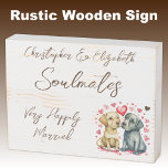 Señal Decorativa De Madera Compañeras de alma felizmente casadas perros lindo<br><div class="desc">Compañeros de almas Firma rústica de caja blanca angustiada de madera con texto marrón. Una idea de regalo de aniversario de bodas muy felizmente casados para tu marido. Con perros lindos y corazones de amor.</div>