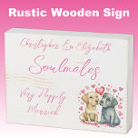 Señal Decorativa De Madera Compañeras de alma felizmente casadas perros lindo<br><div class="desc">Compañeros de alma Firma rústica de caja blanca angustiada de madera con texto rosado. Una idea de regalo de aniversario de bodas muy felizmente casados para tu esposa. Con perros lindos y corazones de amor.</div>