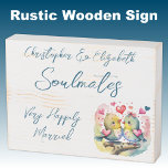 Señal Decorativa De Madera Compañeros de alma felizmente casados lindos pájar<br><div class="desc">Compañeros de almas Firma rústica de caja blanca angustiada de madera con texto azul. Una idea de regalo de aniversario de bodas muy felizmente casados para tu marido. Con pájaros lindos y corazones amorosos.</div>