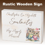 Señal Decorativa De Madera Compañeros de almas felizmente casados lindos búho<br><div class="desc">Compañeros de almas Firma rústica de caja blanca angustiada de madera con texto marrón. Una idea de regalo de aniversario de bodas muy felizmente casados para tu marido. Con búhos lindos y corazones de amor.</div>