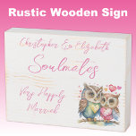 Señal Decorativa De Madera Compañeros de almas felizmente casados lindos búho<br><div class="desc">Compañeros de alma Firma rústica de caja blanca angustiada de madera con texto rosado. Una idea de regalo de aniversario de bodas muy felizmente casados para tu esposa. Con búhos lindos y corazones de amor.</div>