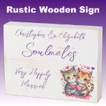Señal Decorativa De Madera Compañeros de almas felizmente casados lindos gato<br><div class="desc">Compañeros de almas Firma rústica de caja blanca angustiada de madera con texto púrpura. Una idea de regalo de aniversario de bodas muy felizmente casados para tu esposa. Con gatos lindos y corazones de amor.</div>