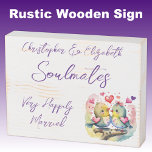 Señal Decorativa De Madera Compañeros de almas felizmente casados lindos pája<br><div class="desc">Compañeros de almas Firma rústica de caja blanca angustiada de madera con texto púrpura. Una idea de regalo de aniversario de bodas muy felizmente casados para tu esposa. Con pájaros lindos y corazones amorosos.</div>