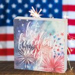 Señal Decorativa De Madera Dejar que suene la libertad | 4 de julio Fuegos ar<br><div class="desc">El diseño presenta "Let Freedom Ring" (Dejen que suene la libertad) en letras de escritura a la moda en un fondo de fuegos artificiales de acuarela. Añada un toque personalizado a su celebración del 4 de julio de este año con nuestra festiva y patriótica decoración personalizada. Esto también hace un...</div>